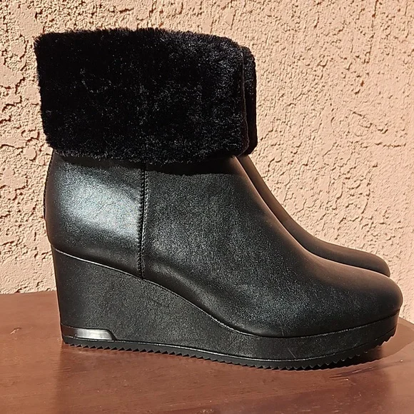 DKNY Black faux fur wedged ankle booties size 10